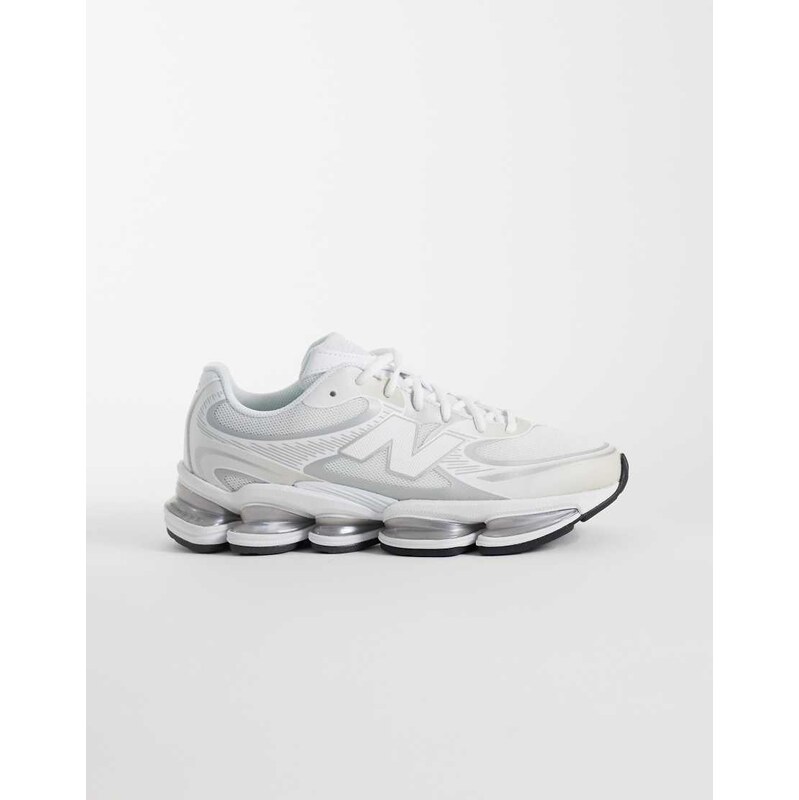 New Balance 2000 trainers in white