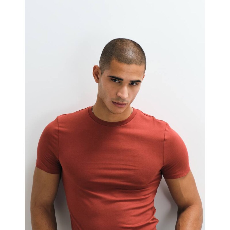 ASOS DESIGN Essentials muscle fit t-shirt in burgundy-Red