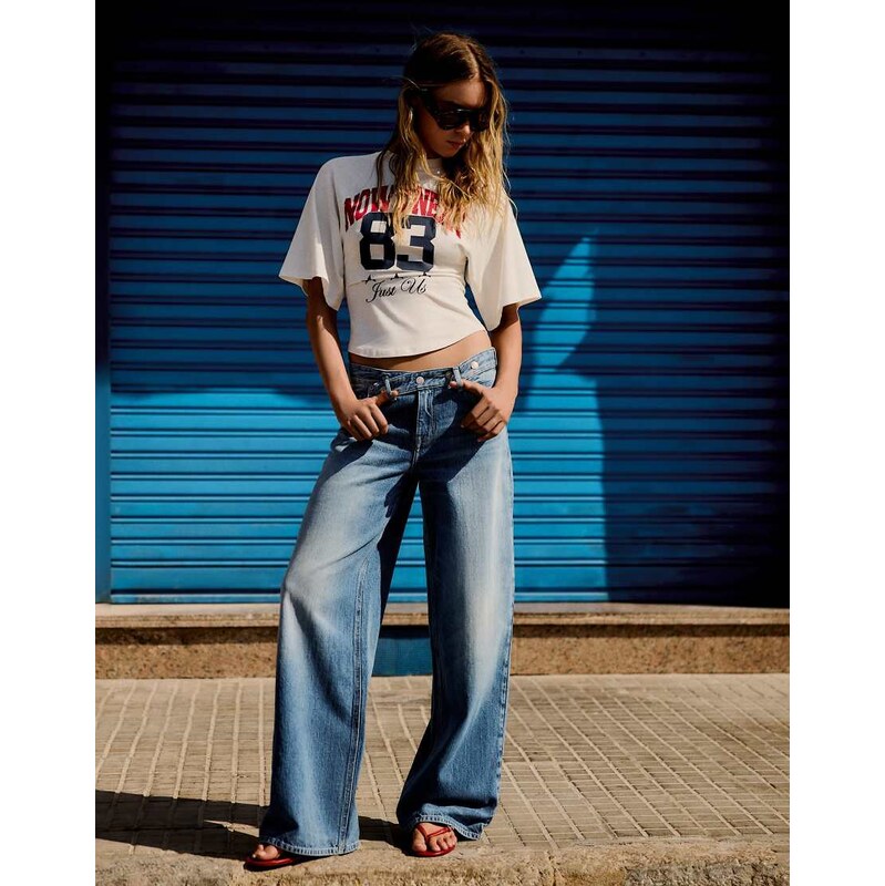 Bershka Low-rise crossover waist jeans in light bue-Blue