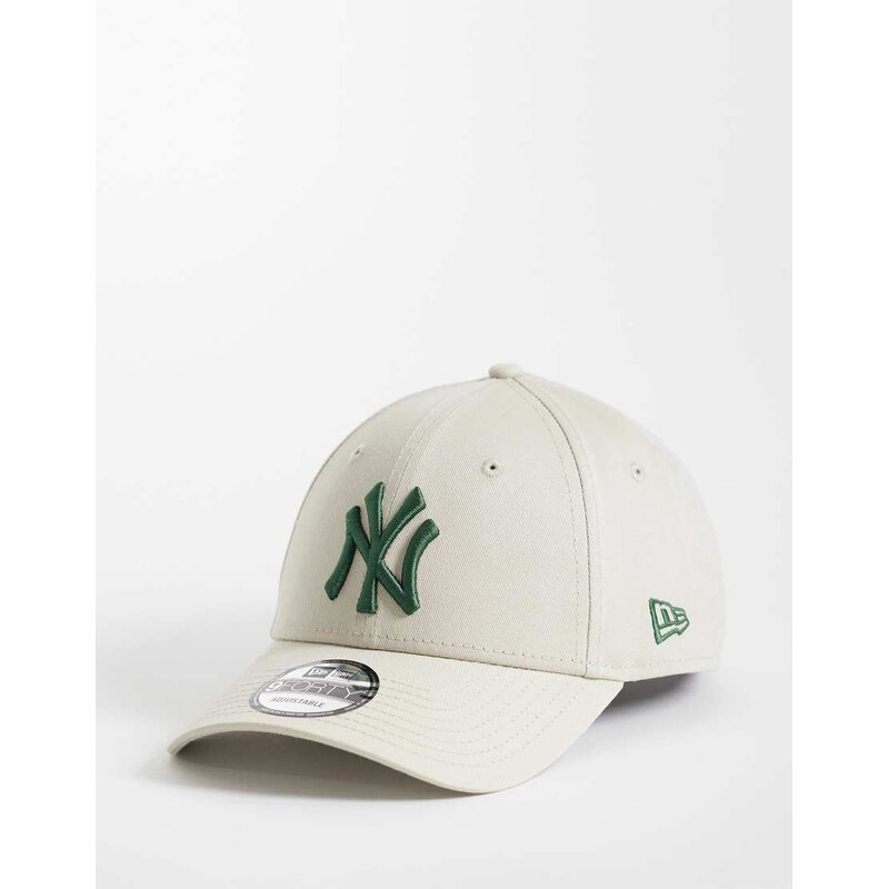 New Era NY Yankees 9forty contrast logo cap in beige/khaki-Multi