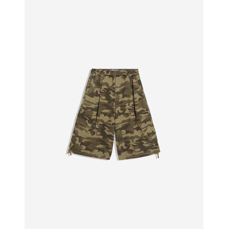 Bershka Printed cargo bermuda shorts in khaki-Green