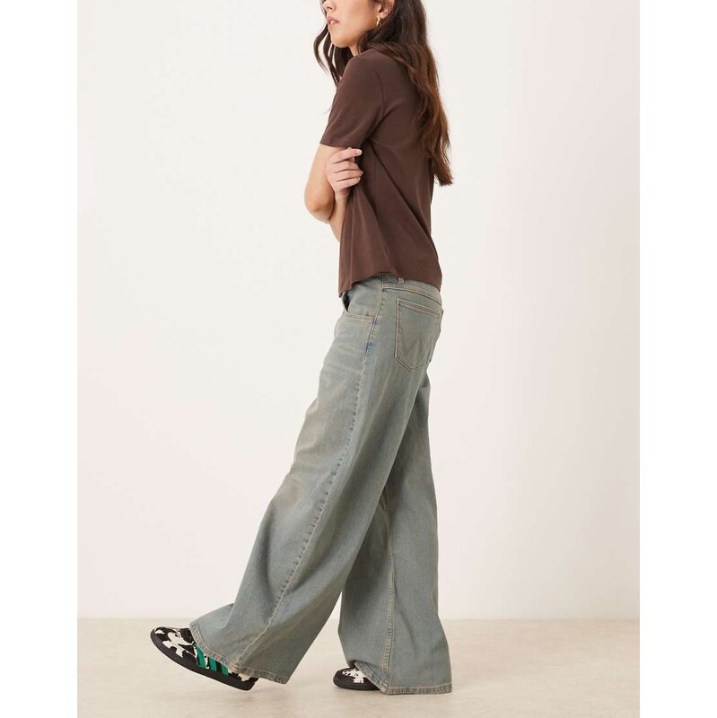 Wrangler low rise barrel jeans in medium blue wash