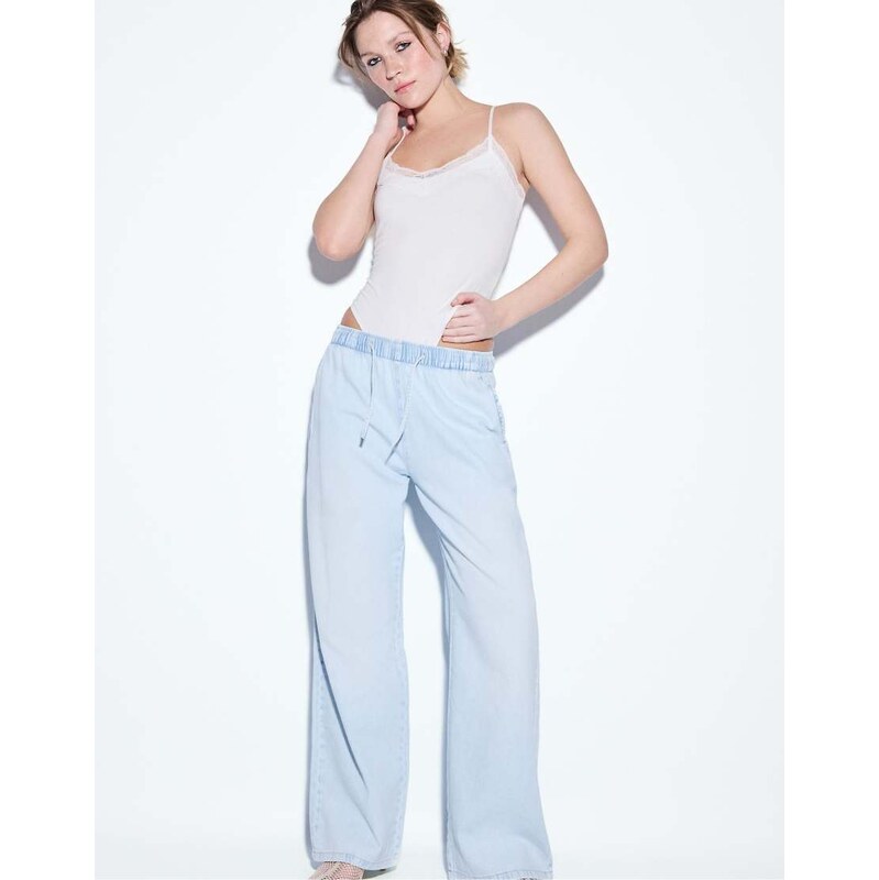 Stradivarius Flowy denim trousers with drawstring in medium