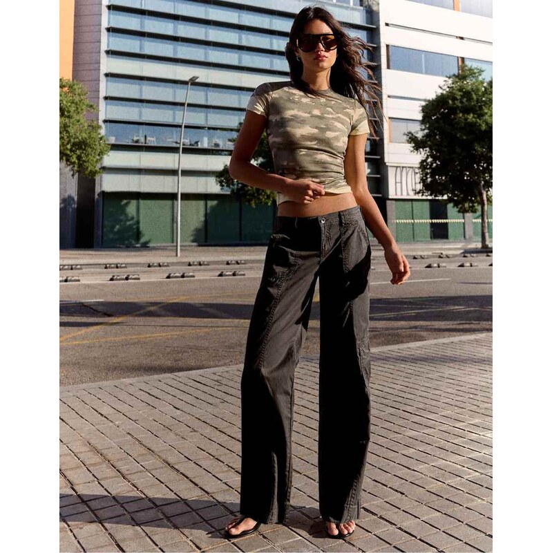 Bershka Straight cargo trousers in khaki-Green