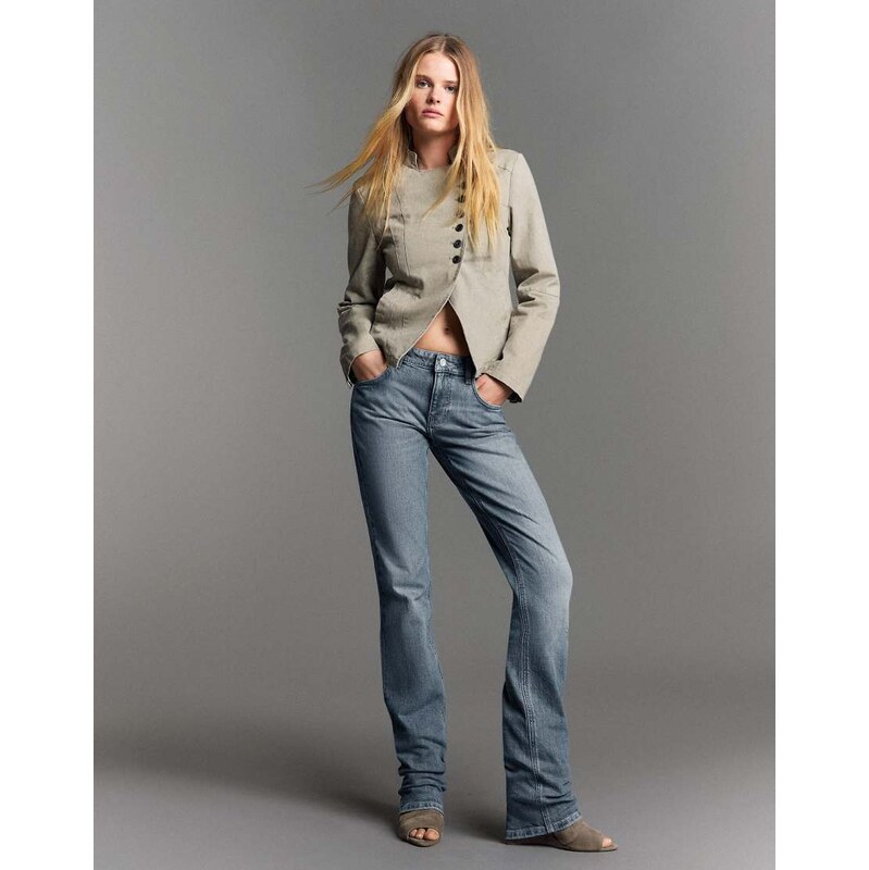 Bershka Low-rise slim fit jeans in blue