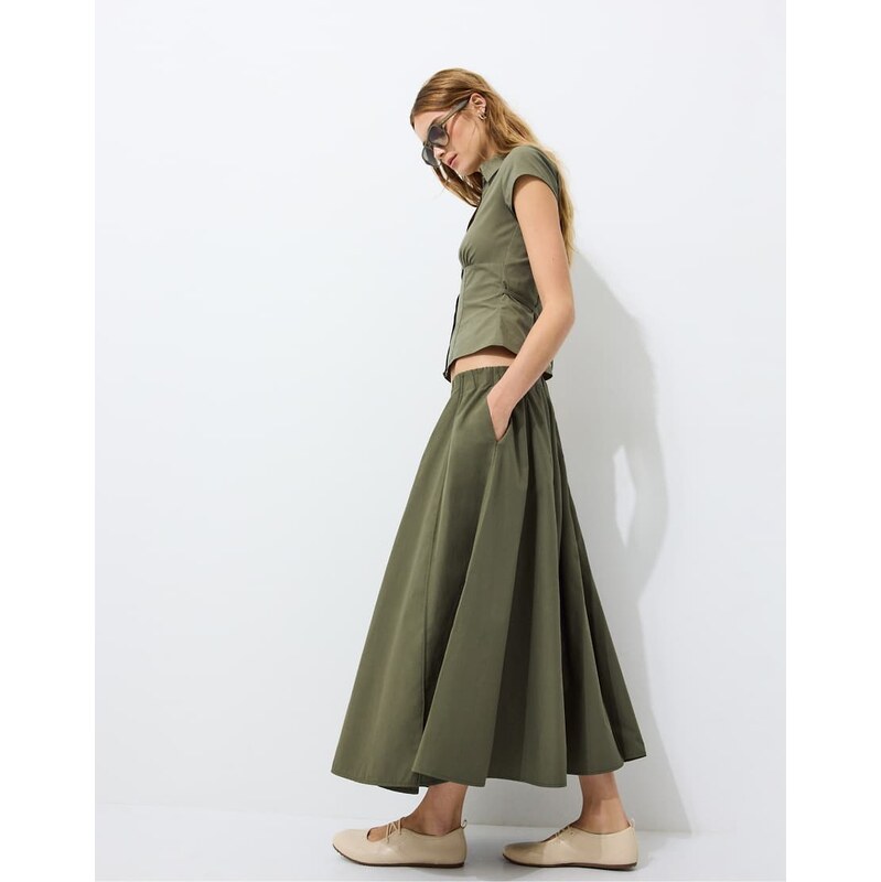 Stradivarius Poplin seamed a-line skirt in khaki-Green