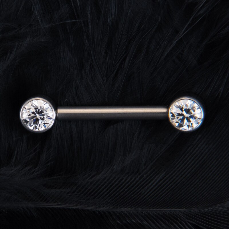 CryptoEshop Titanový piercing do bradavky s čirými kamínky