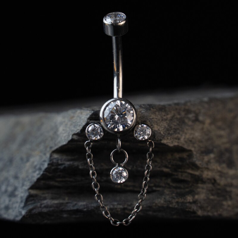 CryptoEshop Visací titanový piercing do pupíku s řetízkem a