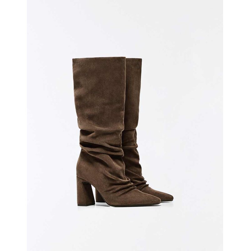 Bershka Slouchy heel boots in tan-Brown