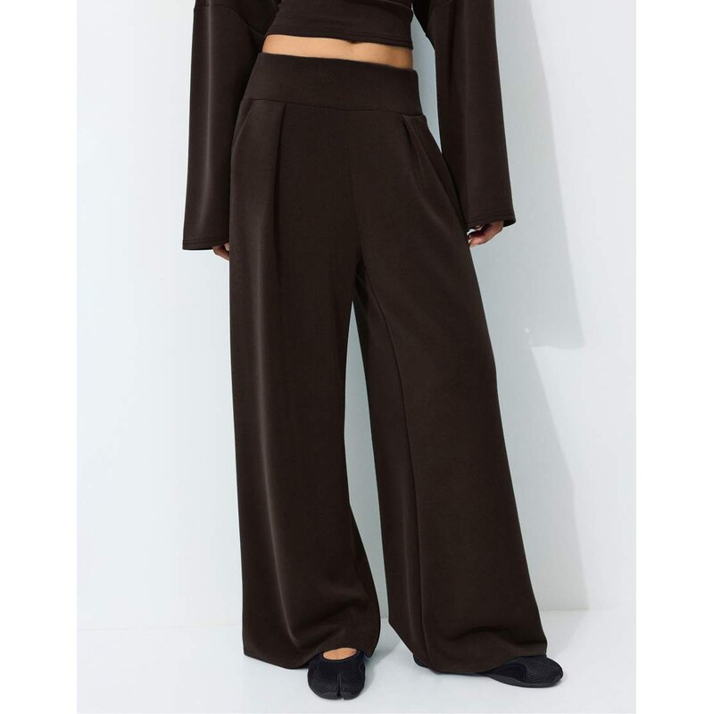 Stradivarius Soft-touch wide-leg trousers with darts in brown