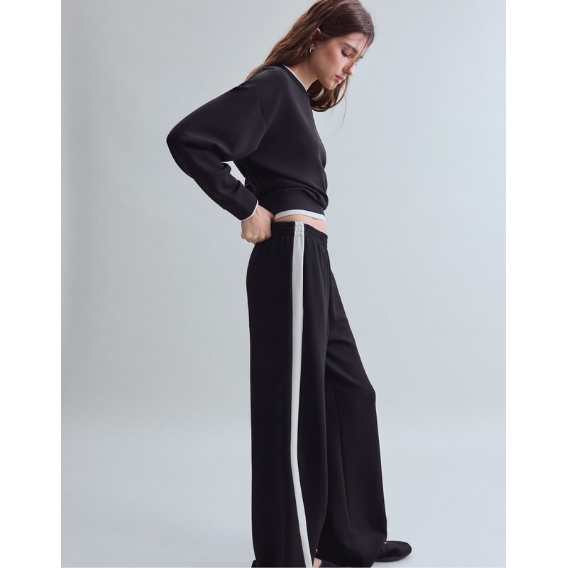 Stradivarius Contrast oversize sweatshirt in black