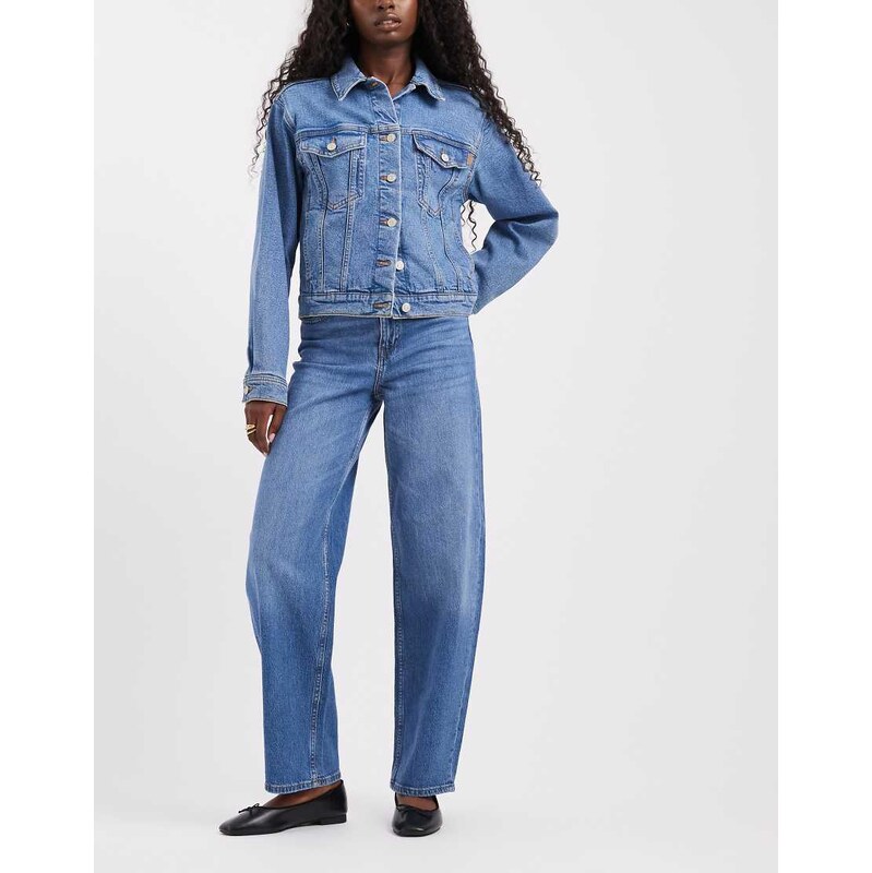 Pieces Grace barrel leg jeans in medium blue