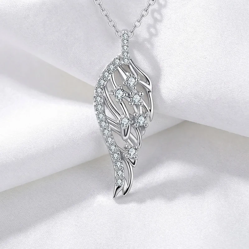 Elanis Jewel Romantický náhrdelník Angel Wing se zirkony