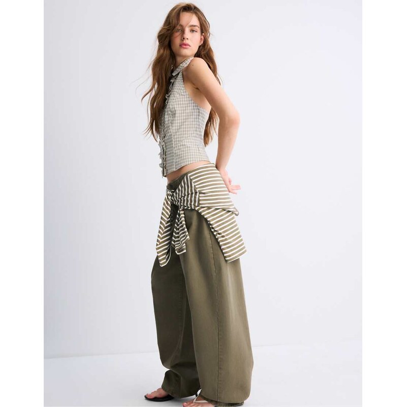 Stradivarius Adjustable barrel trousers in khaki-Green