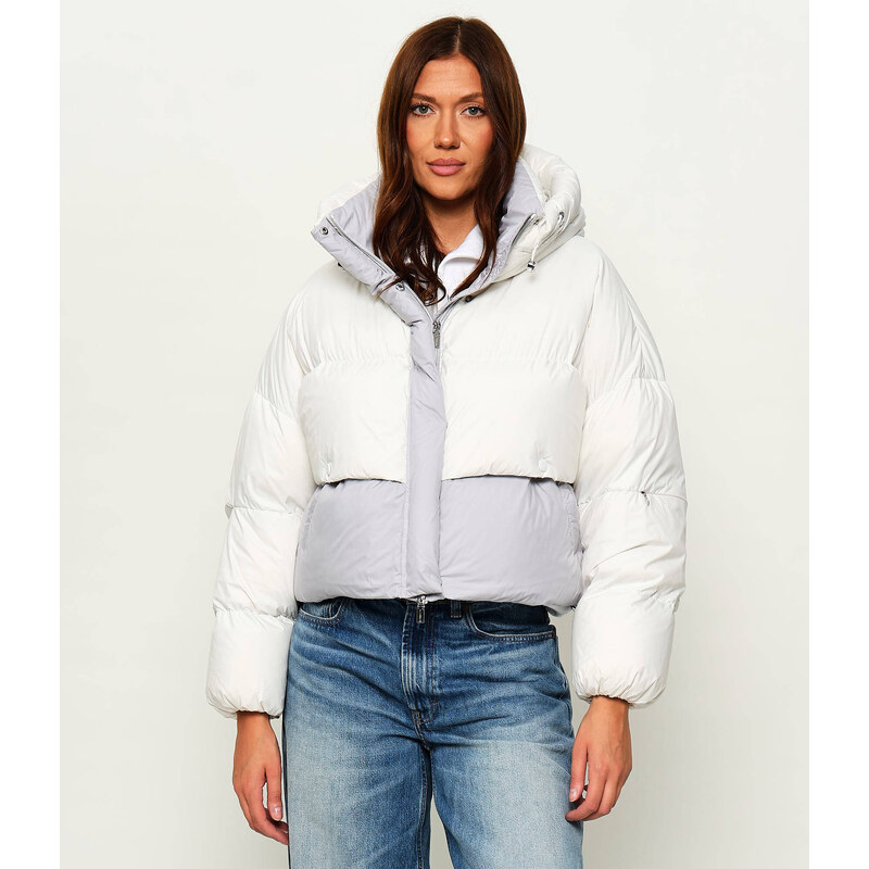 Dámská prošívaná bunda v bílé barvě s Cropped Fit střihem