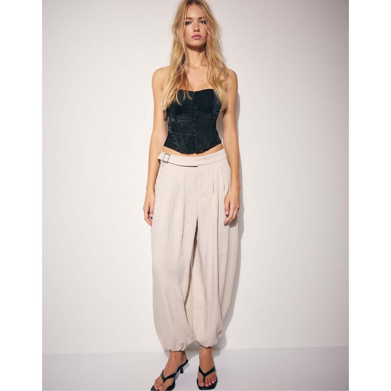 Stradivarius Sarouel trousers with buckle in ecru-White