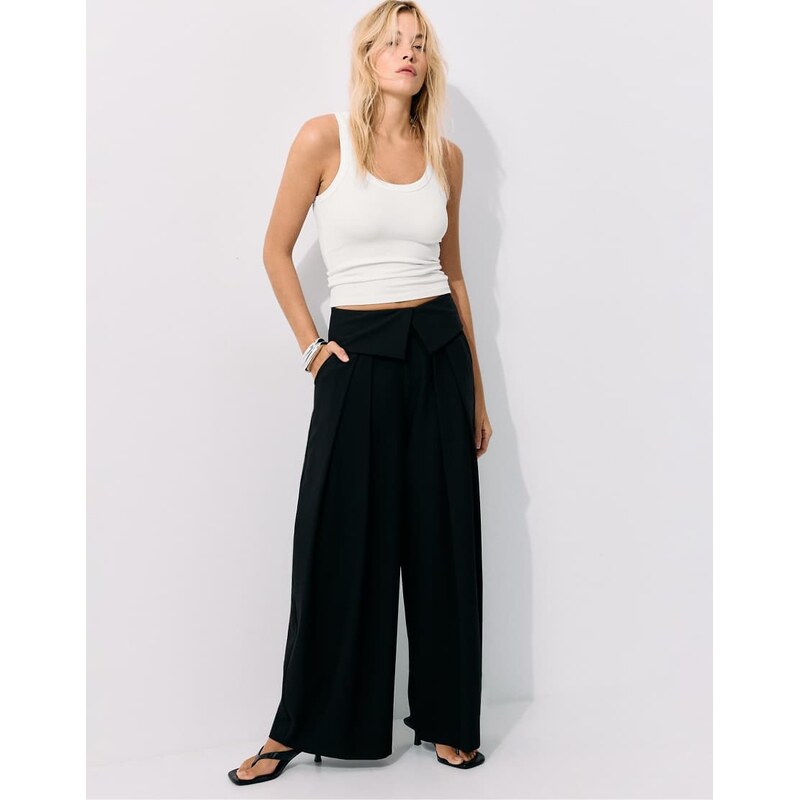 Stradivarius Wide-leg trousers with turned-up waistband in black