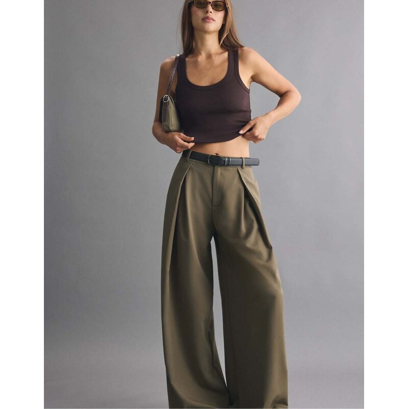 Stradivarius Wide-leg darted trousers with belt in khaki-Green