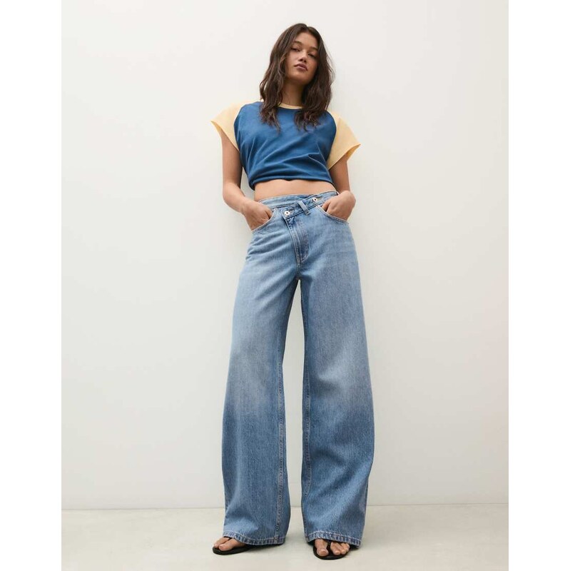 Bershka Wide-leg cross-waist jeans in mid blue