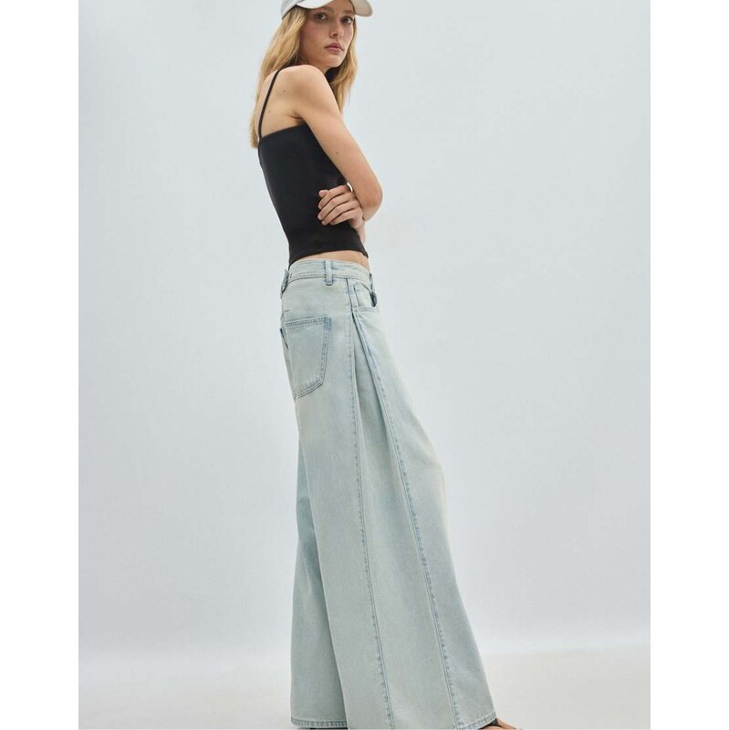 Stradivarius Pleated super wide-leg jeans in light bleach-Blue