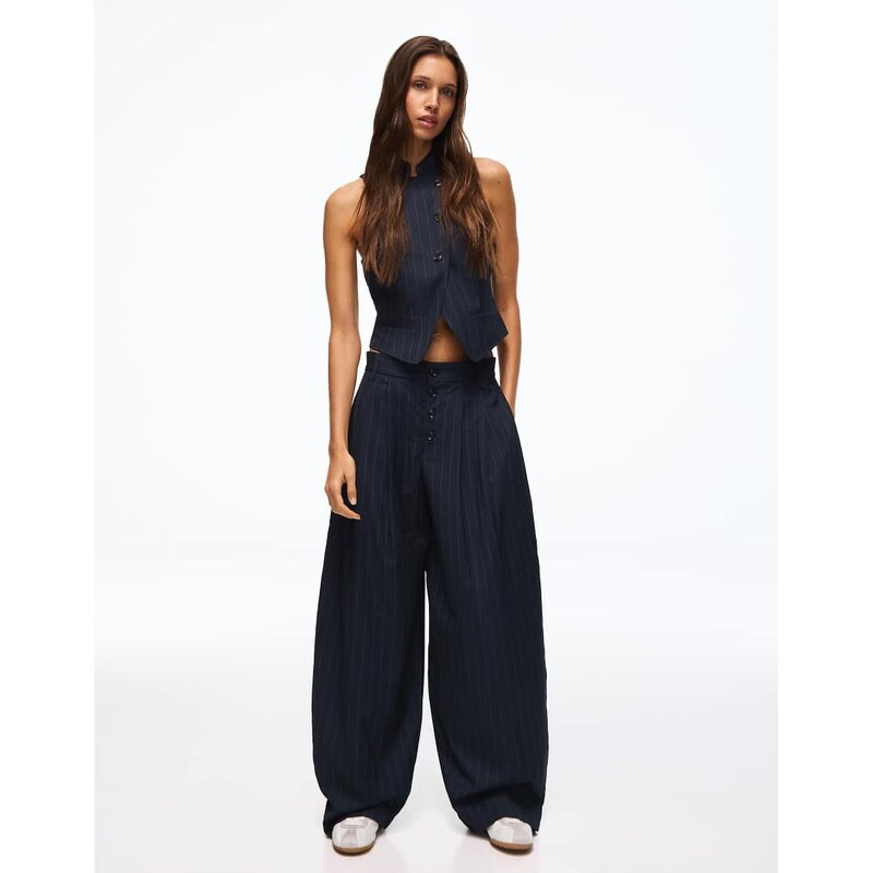 Bershka Side-pleat trousers in blue-Navy