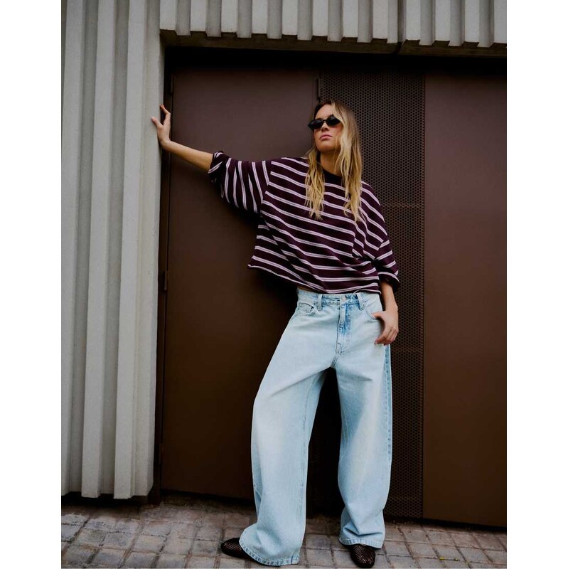 Bershka Barrel jeans with back buckle in light bue-Blue