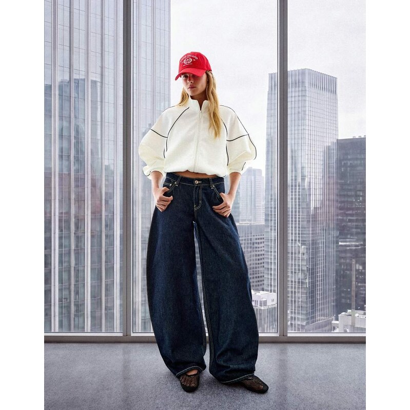 Bershka High-waist barrel jeans in blue-Navy