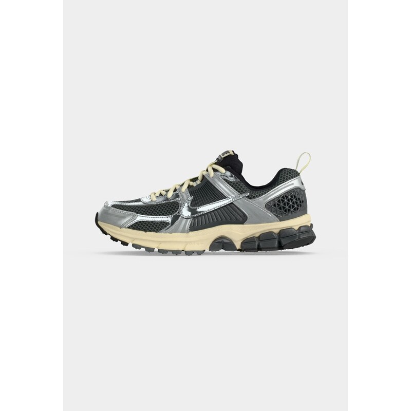 Nike Sportswear Tenisky VOMERO 5 šedá / tmavě šedá / stříbrná