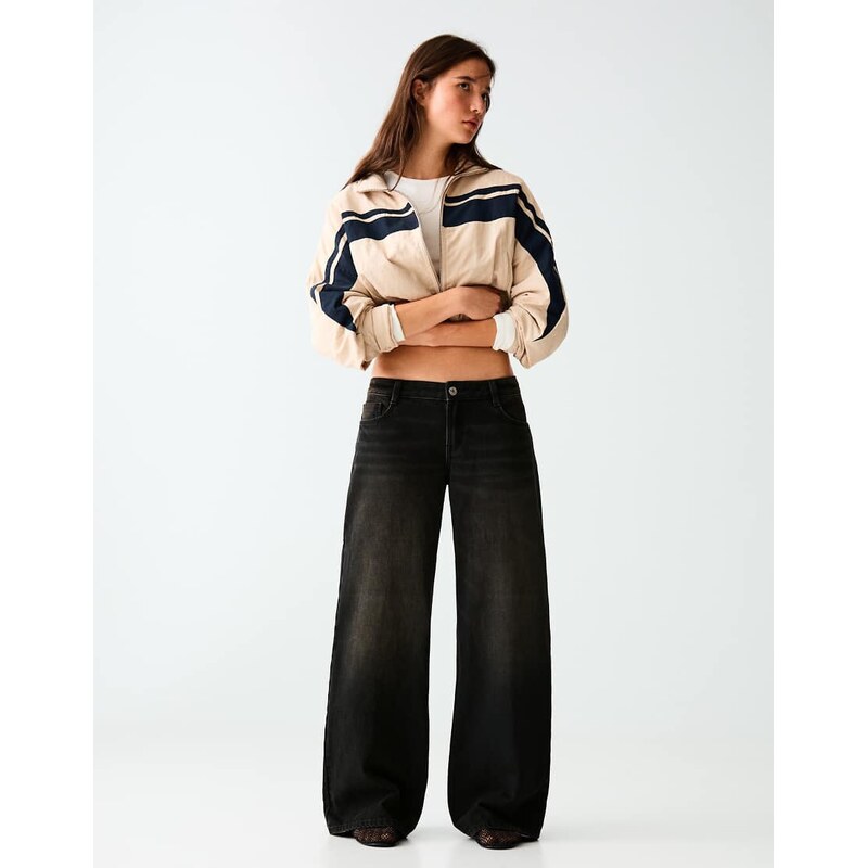 Bershka Low-rise wide-leg jeans in black