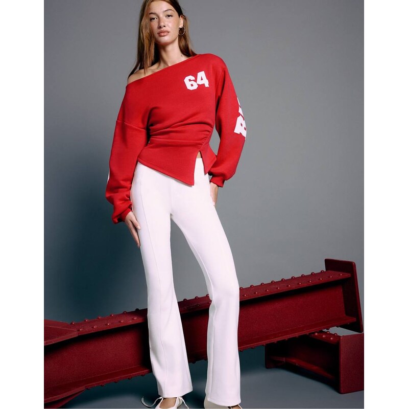 Stradivarius Fitted asymmetric print sweatshirt in red