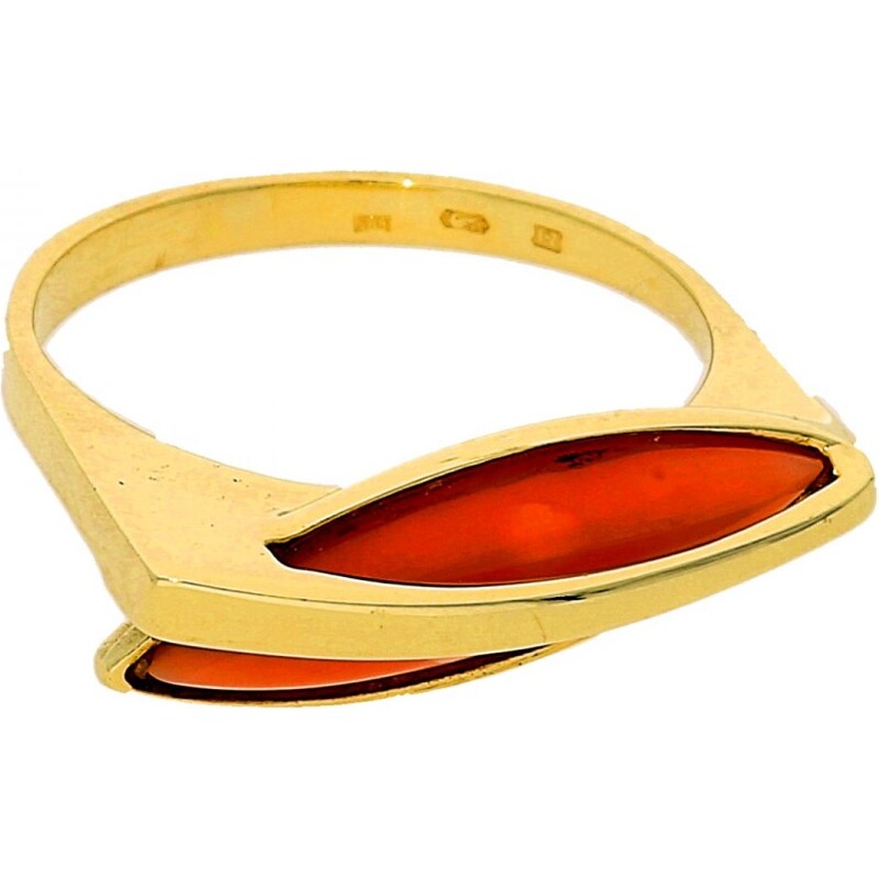 Goldstore Zlatý prsten netradičního tvaru s korálem