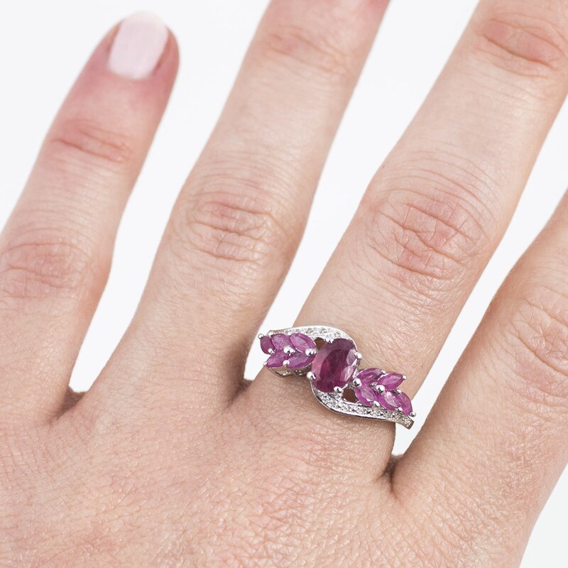 Stříbrný prsten s rubíny KLENOTA