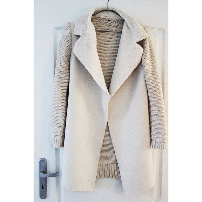 Béžový kabát s pletenými rukávy Velikost: M/L