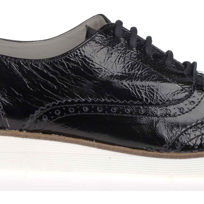 Černé kožené boty na bílé podrážce María Jaén
