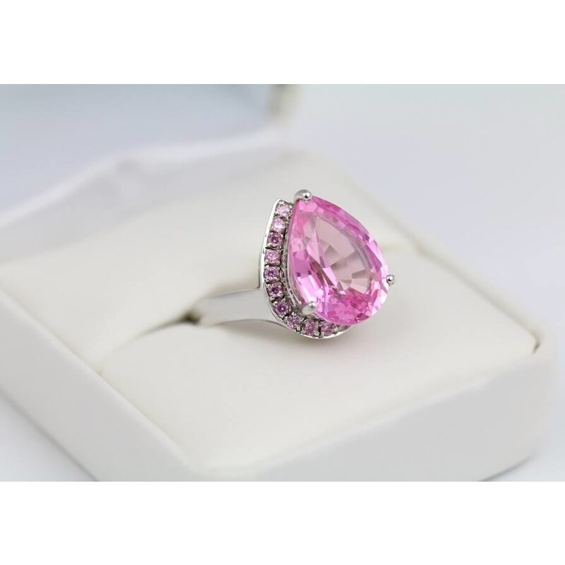 Stříbrný prsten s růžovým topazem a safíry KLENOTA