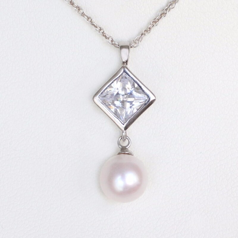 Stříbrný přívěsek s perlou a zirkonem KLENOTA