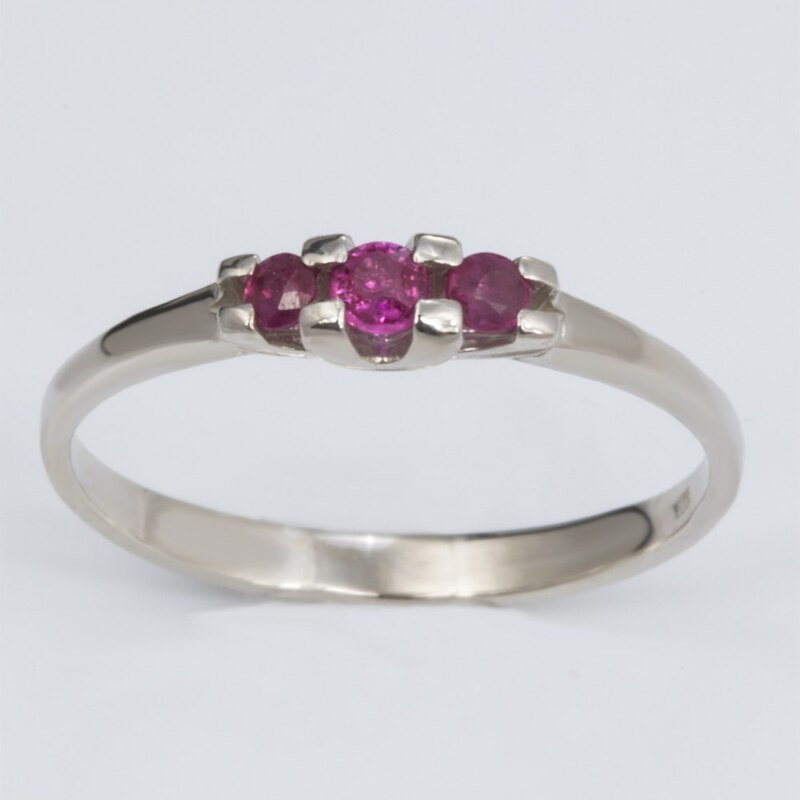 Stříbrný prsten se třemi rubíny KLENOTA kln1220ag