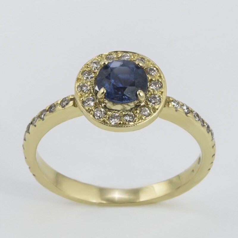 Zlatý prsten se safírem a diamanty KLENOTA