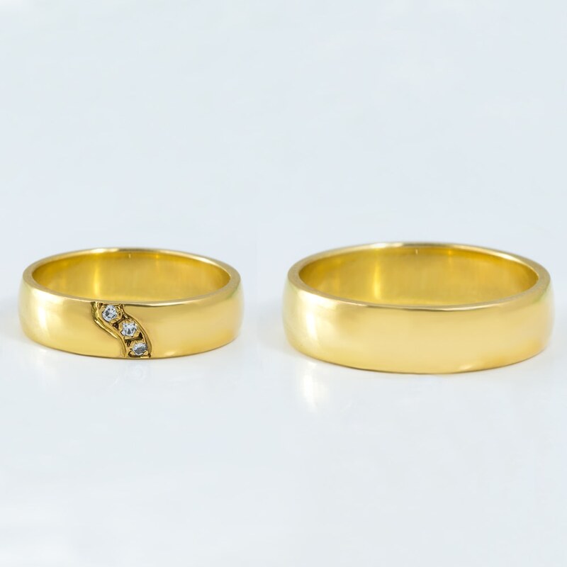 Zlaté snubní prsteny se třemi diamanty KLENOTA