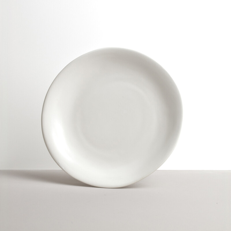MIJ Bílý nepravidelný kulatý talíř MODERN 26 x 24 cm