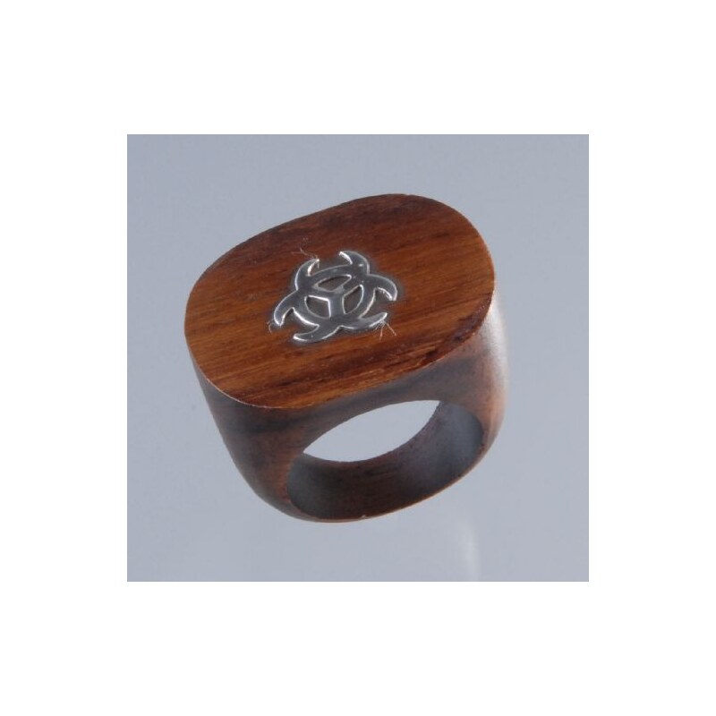 Dřevěný prsten se stříbrným symbolem Biohazard