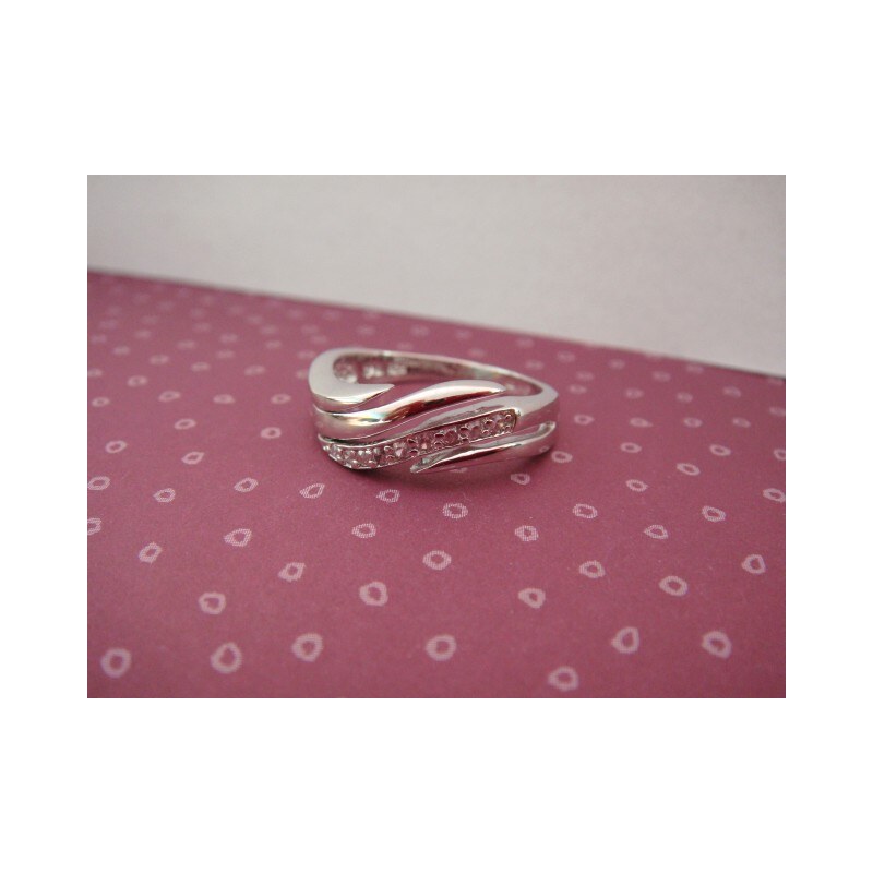 Stříbrný prsten se růžovou vlnou