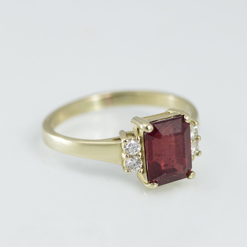 Zlatý rubínový prsten s diamanty KLENOTA kln1315