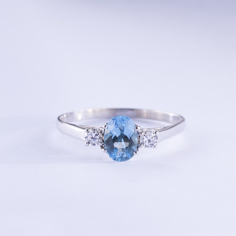 Stříbrný prsten s modrým topazem KLENOTA