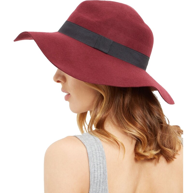 ELISE RYAN Červený klobouk s kontrastní stuhou