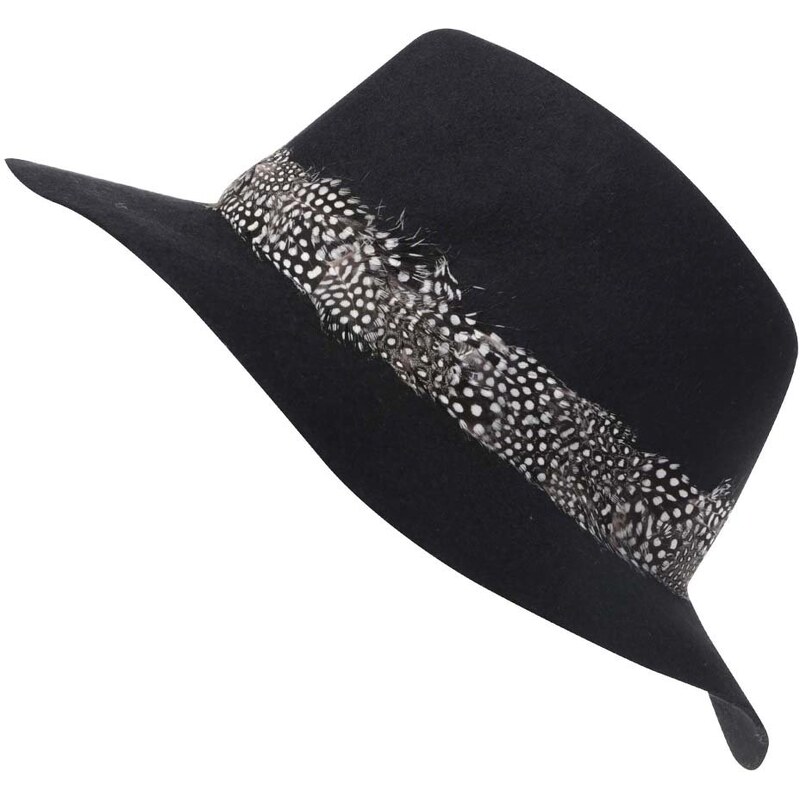Černý klobouk s peříčky Pieces Town