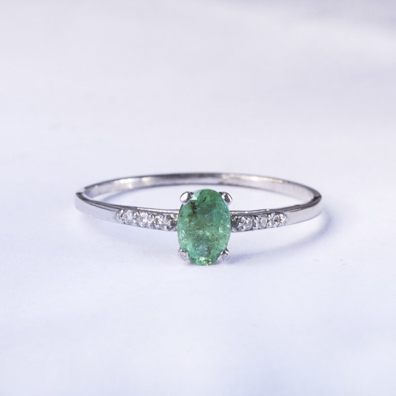 Stříbrný prsten se smaragdem a diamanty KLENOTA