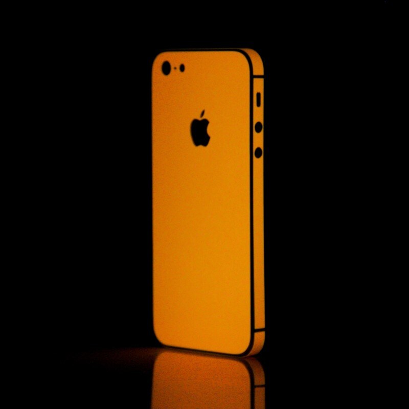SlickWraps Vivid Orange Glow-In-The-Dark pro iPhone 5