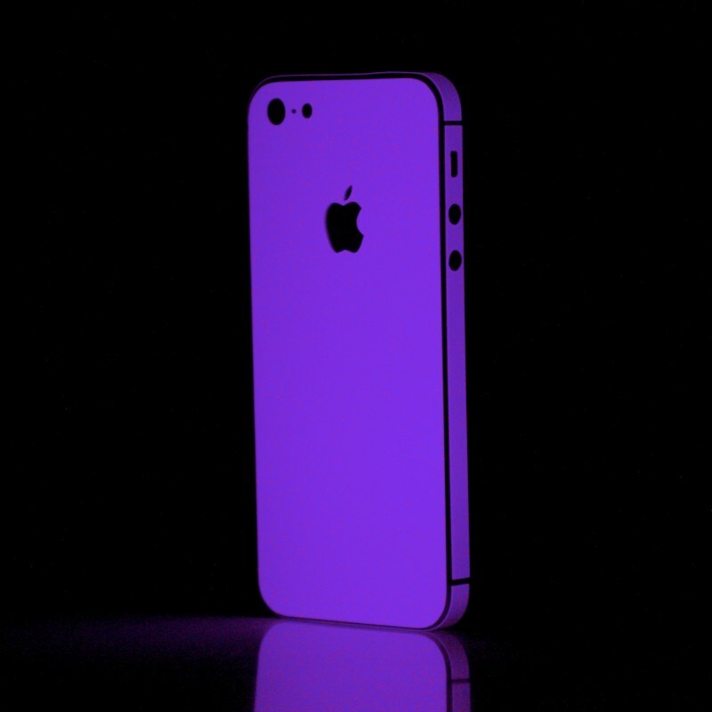 SlickWraps Vivid Purple Glow-In-The-Dark pro iPhone 5