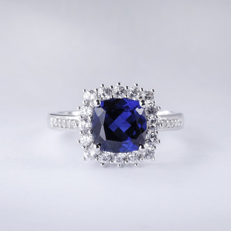 Stříbrný prsten se syntetickými safíry a diamanty KLENOTA